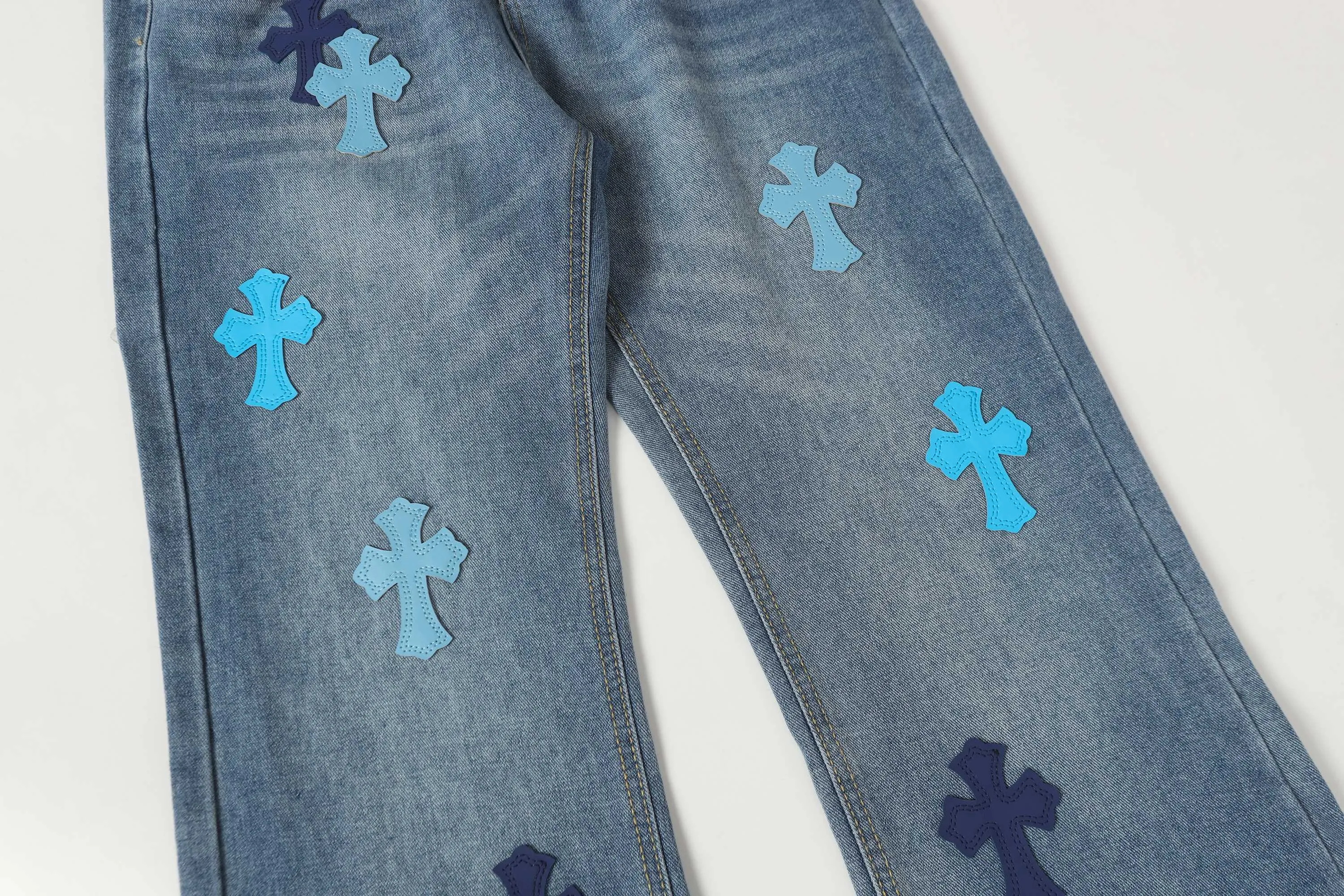 P256 Actual photo [High quality] Coding: LH408 Color: Picture color Size: S to XXXL - Chrome Hearts/Chrome Hearts Classic colored leather cross washed color cloth unisex denim trousers - Vibe style straight stacked god-level version - Carbon fine bias denim color cloth - Old vintage complete set of hardware - Chrome Hearts high version uses high ounce custom fabrics, enzyme washing and soft color fixation, soft and thick to wear The details are all produced by pure hand polishing and craftsmanship. All-over jacquard fabrics have unique design styles. Multiple processes create a full retro feel. Niche unique non-colliding shirts. Customized old spray-painted buttons. Every detail is crafted with craftsmanship. Size Pants length Waist Hips Unit cm S 98 68 100 M 99 72 104 L 100 76 108 XL 101 80 112 XXL 102 84 116 XXXL 103 88 120